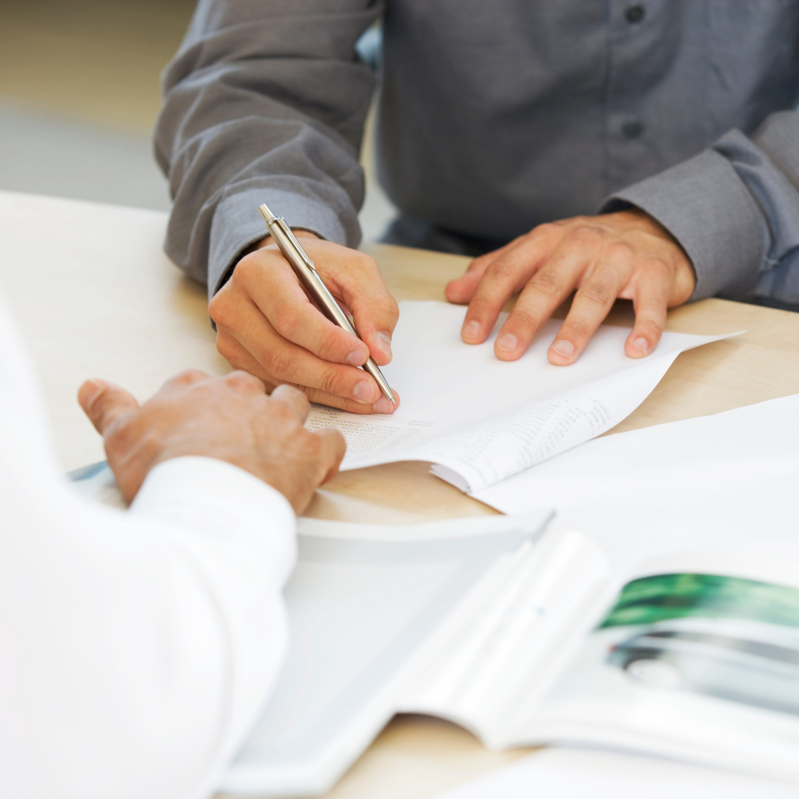 Contrato de servicios profesionales entre un cliente y Asesoría Calidad Serra